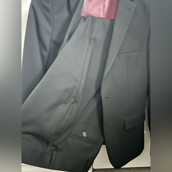 Boys’ Joseph Abboud Black Suit (Jacket/Pants) - Picture 4 of 8